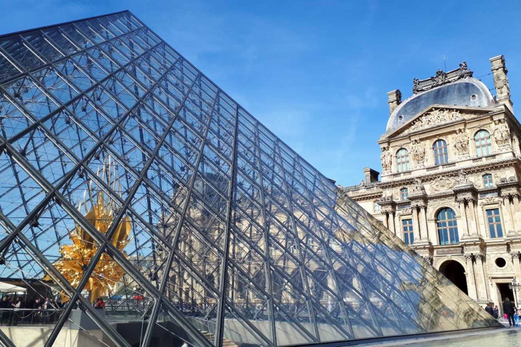 Muzeum louvre v Paříži