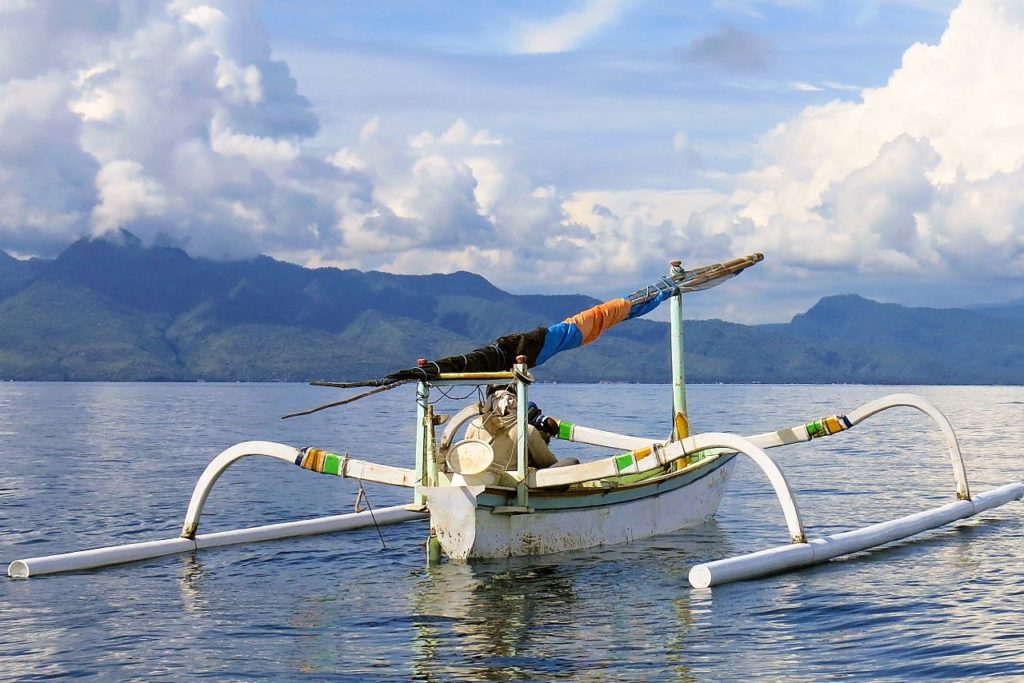 Rybářská loďka na Bali