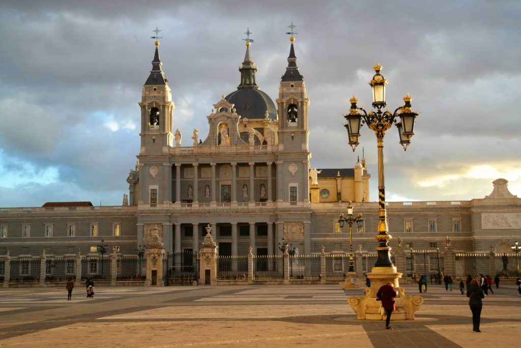 Catedral de la Almudena v Madridu