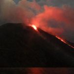 Soptící sopka Etna v Itálii