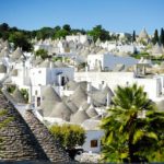 Městečko Alberobello v Itálii s typickými domečky Trulli