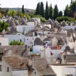 Městečko Alberobello v Itálii s typickými domečky Trulli