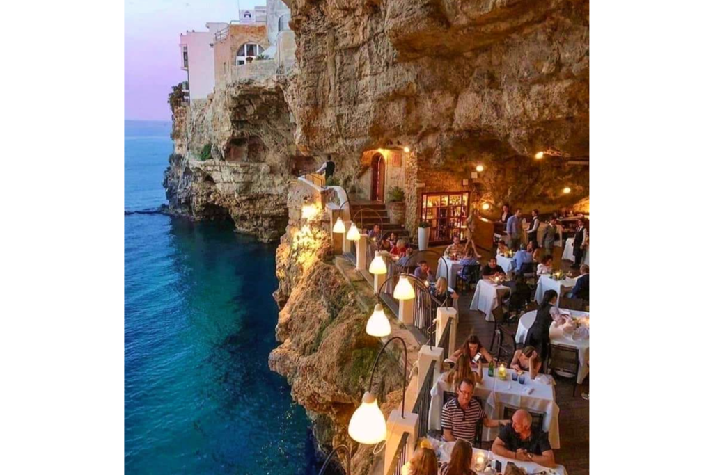Jeskynní restaurace v Apulii v Itálii