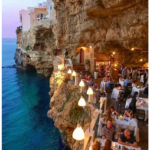 Jeskynní restaurace v Apulii v Itálii