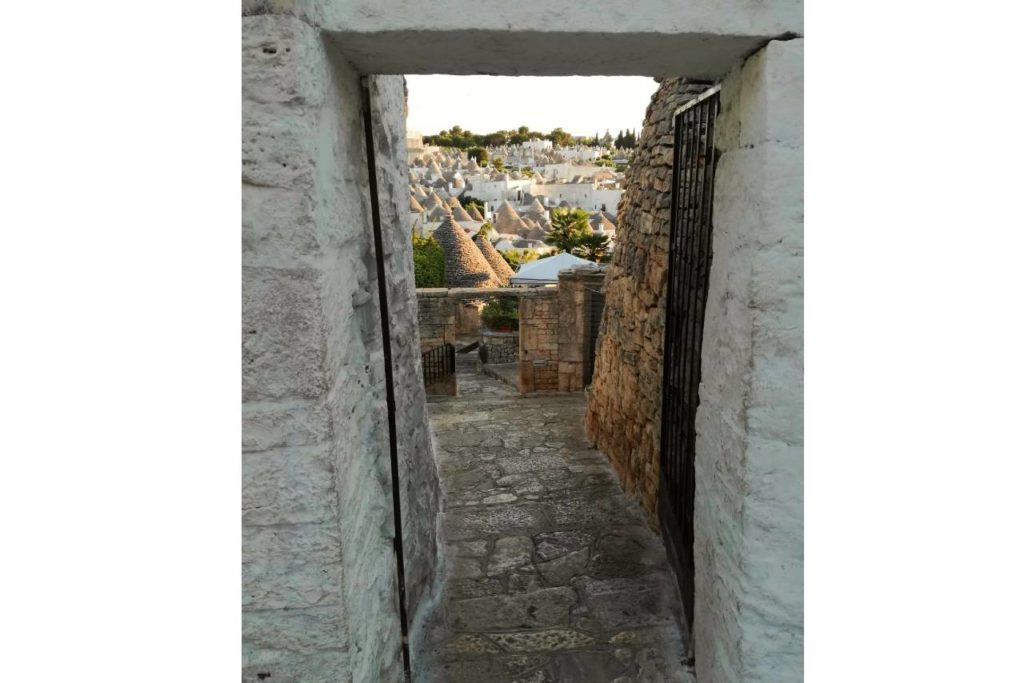 Městečko Alberobello v Itálii s typickými domečky Trulli