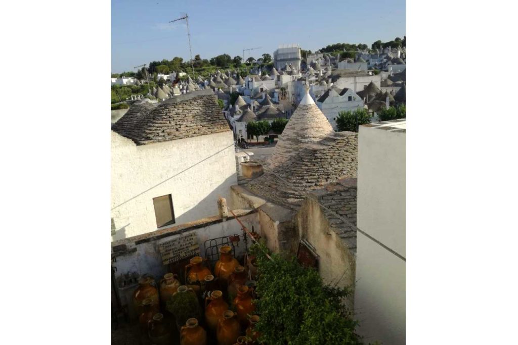Typické uličky v městečku Alberobello v Itálii