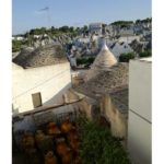 Typické uličky v městečku Alberobello v Itálii