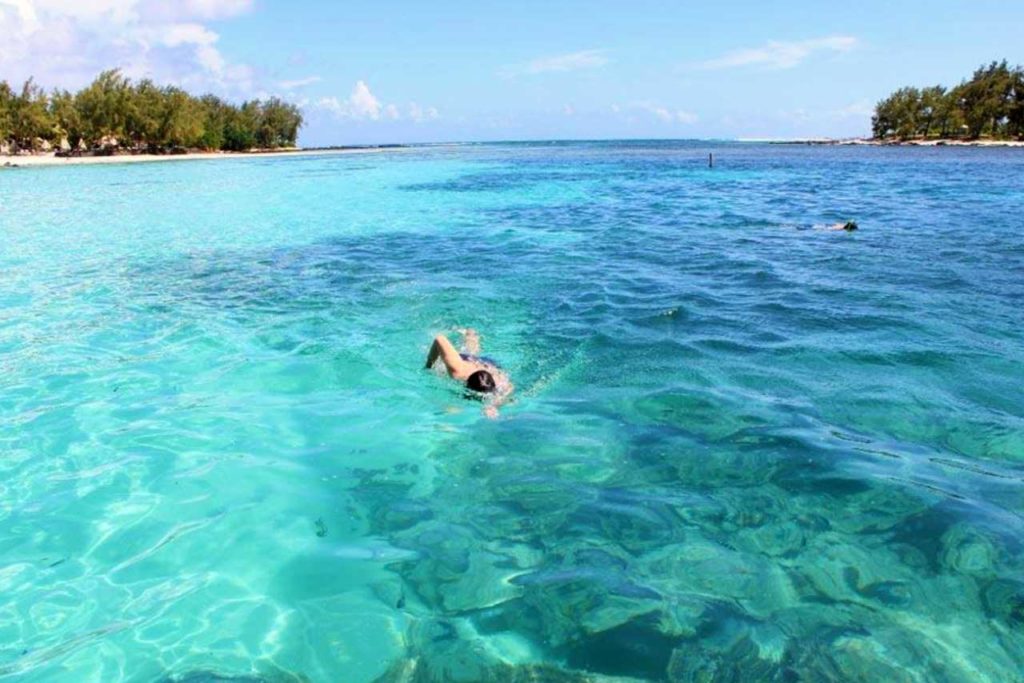 Plavání v Blue Bay na Mauriciu