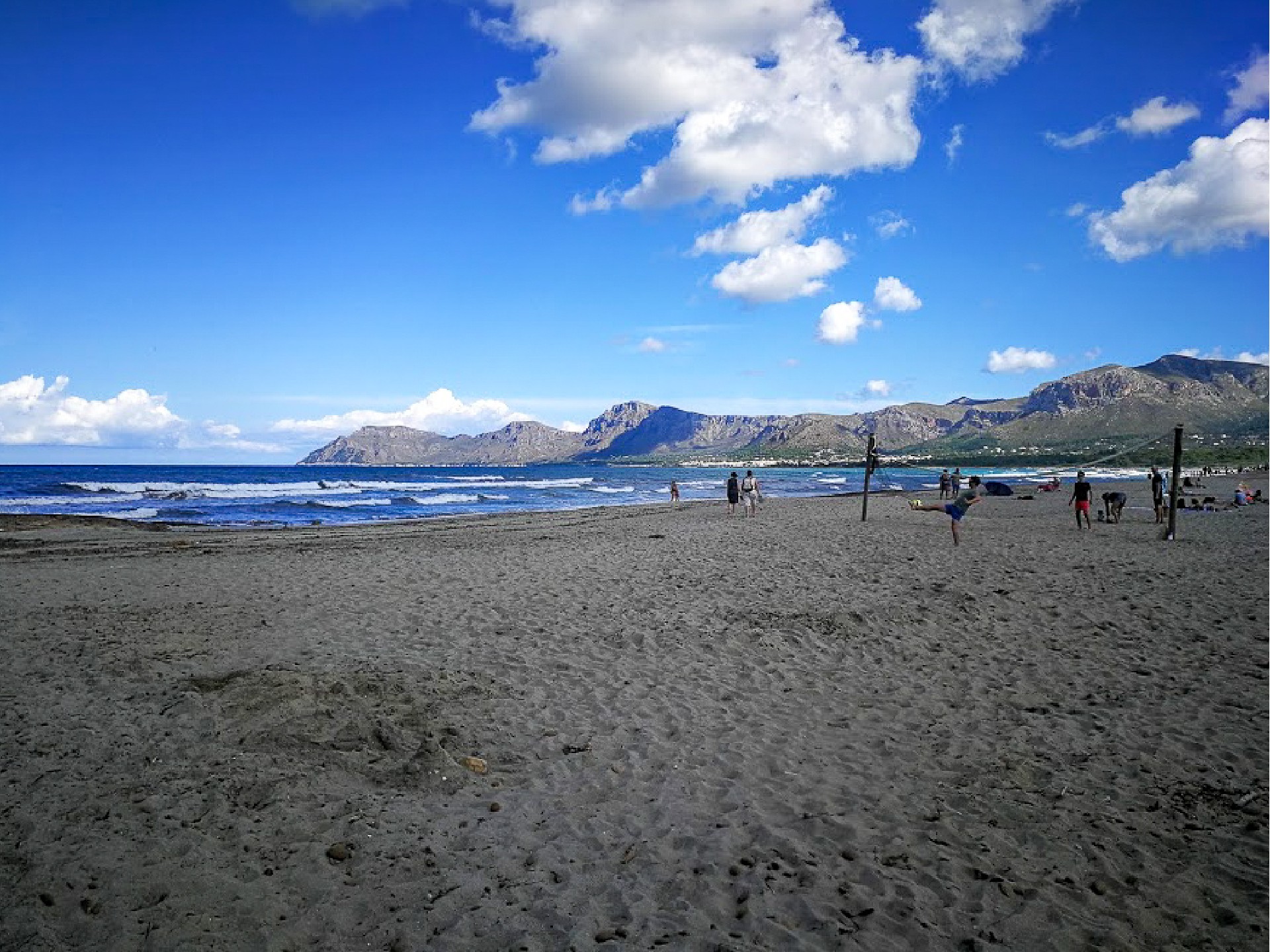 Surfařská písečná pláž na Mallorce Son Serra de Marina