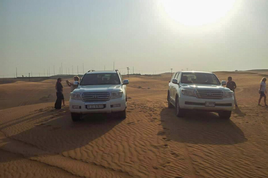 Džípy na poušti v Dubaji