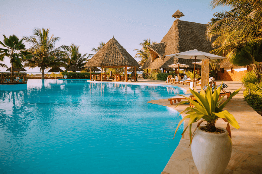 Bazén u resortu na Zanzibaru