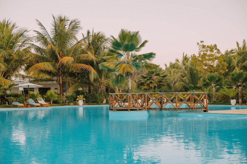 Bazén v hotelu na Zanzibaru