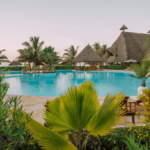 Bazén v resortu na Zanzibaru