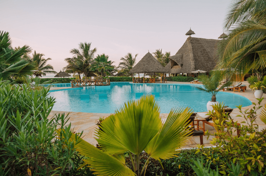 Bazén v resortu na Zanzibaru
