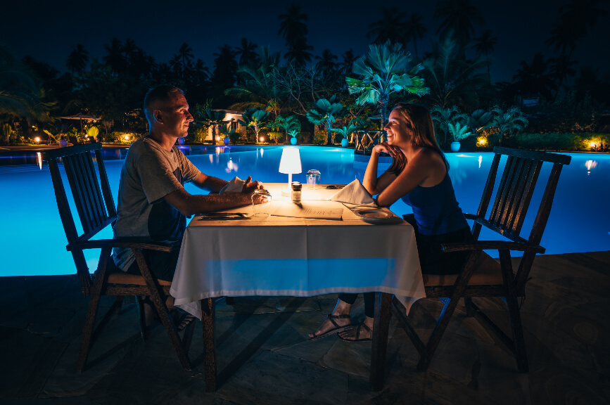 Večeře u bazénu na Zanzibaru