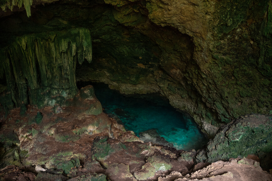 Sladkovodní jeskyně na jihu Zanzibaru.