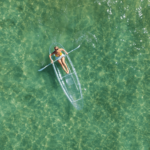 Kajak na pláži u českého resortu na Zanzibaru