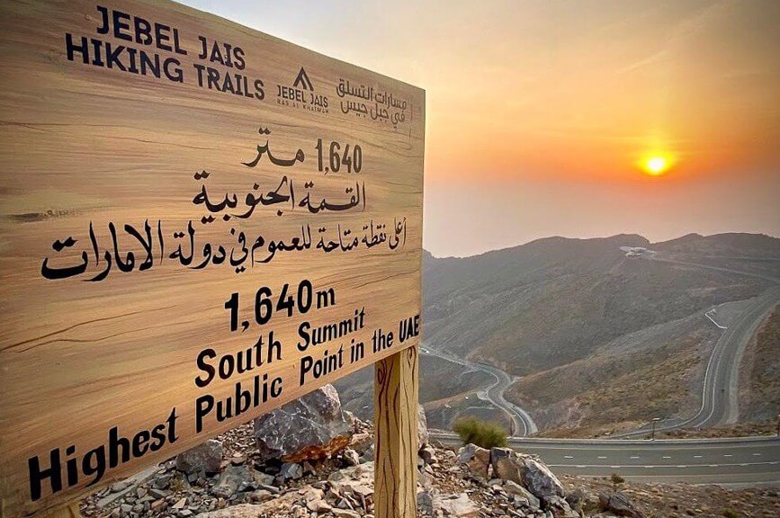 Výhled z hory Jebel Jais ve Spojených Arabských Emirátech