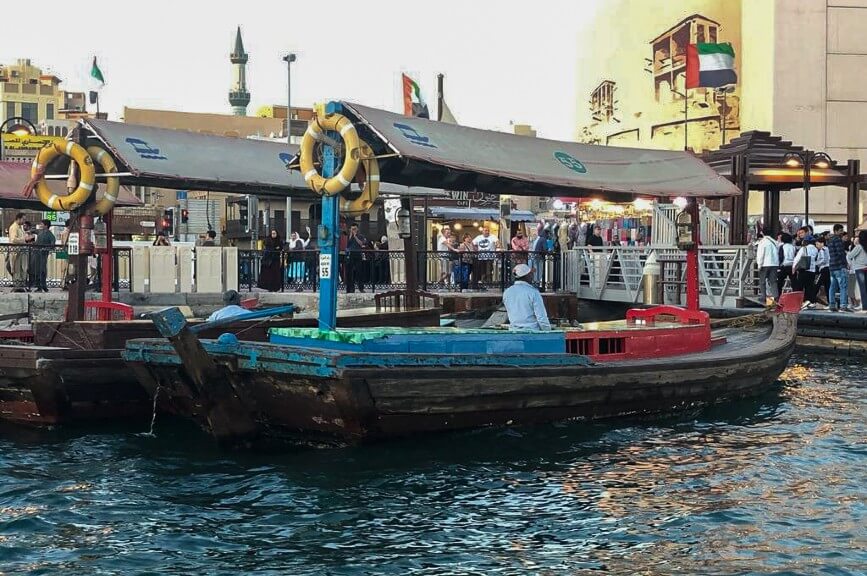 Tradiční loď v Dubaji