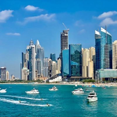 Moře a moderní budovy v Dubaji