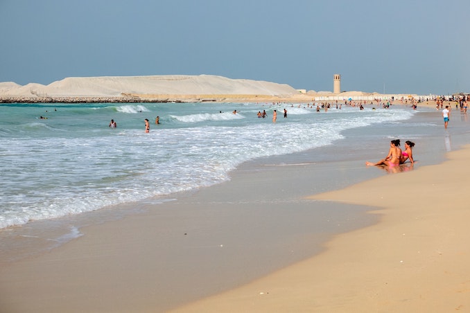 Písečná pláž v Dubaji, cestování do Dubaje