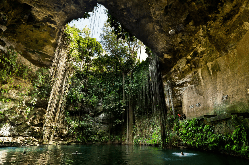 Cenote v Chichen Itza