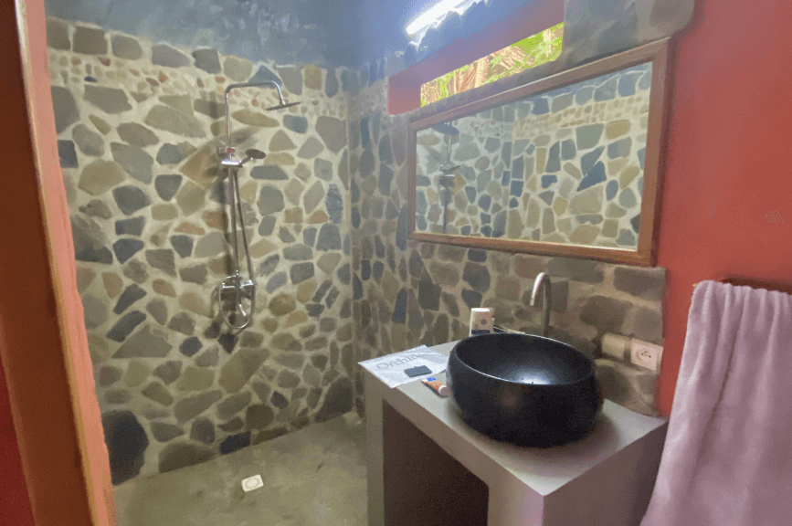Madagaskar bungalov koupelna