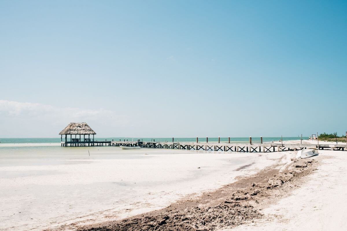 Nádherná pláž na ostrově Holbox v Mexiku