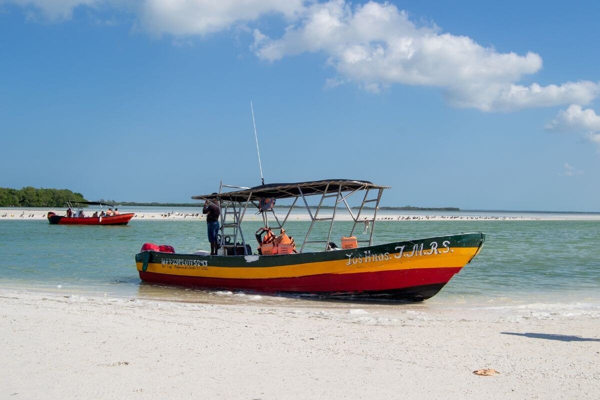 Loď v Mexiku u ostrova Holbox