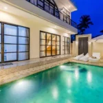 Bali vila bazén večer