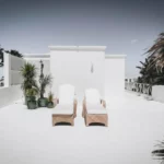 Lehátka u bazénu ve vile n Lanzarote