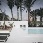 Lehátka s bazénem u vily na Lanzarote