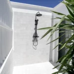 Venkovní sprcha ve vile na Lanzarote