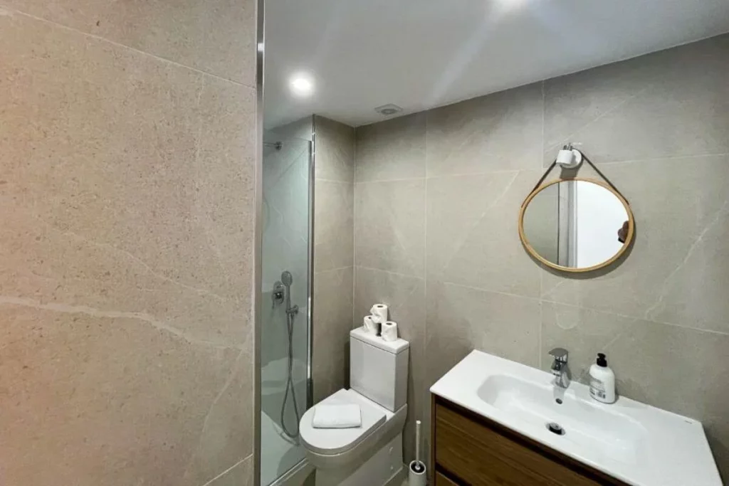 Koupelna se sprchovým koutem v apartmánu na Mallorce