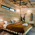 Stylová ložnice s manželskou postelí v přírodním stylu