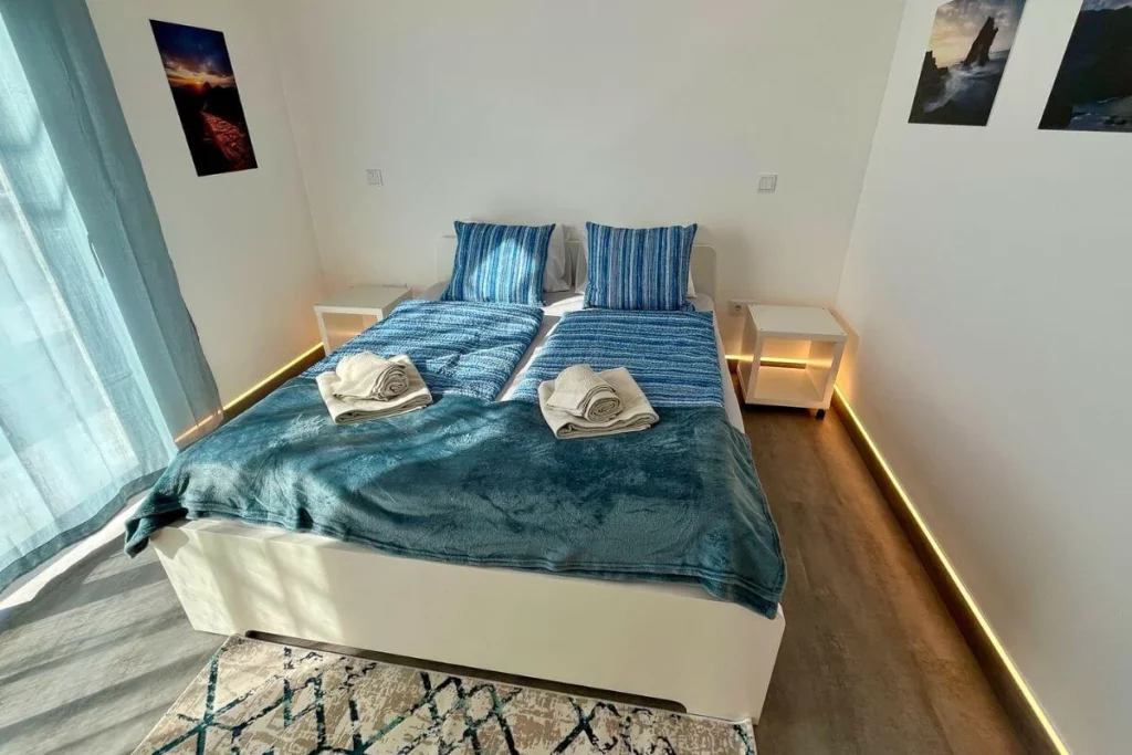 Manželská postel v ubytování na Madeiře