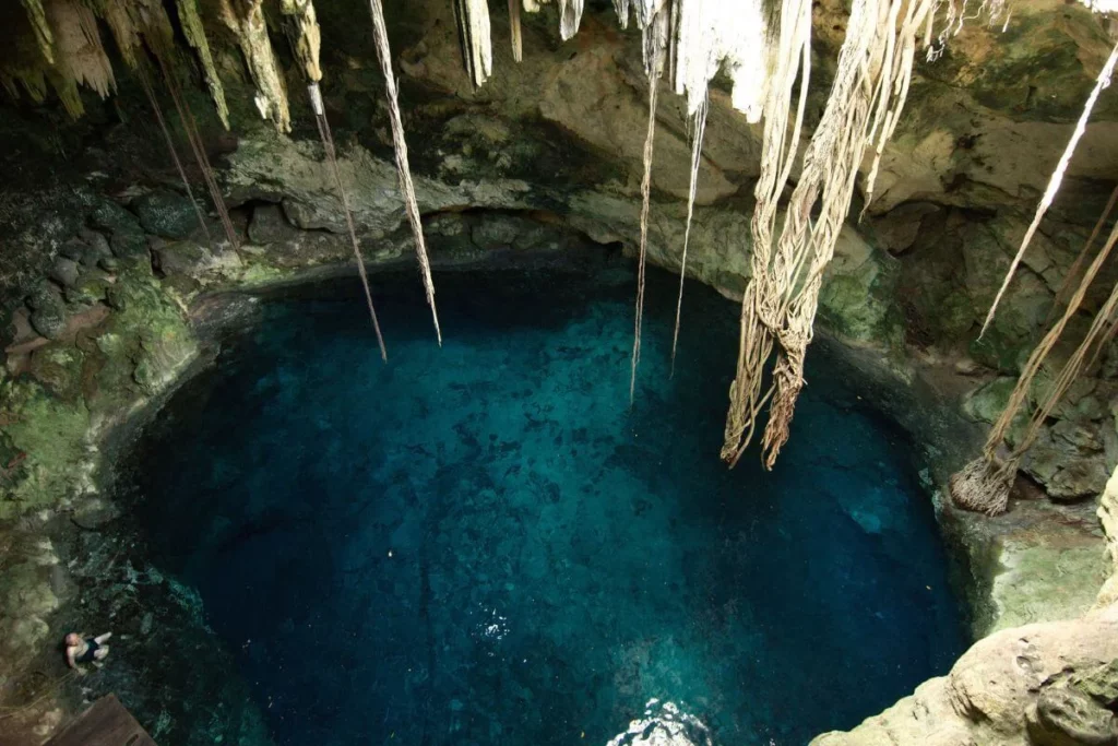 Cenote během výletu na Uxmal