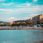 Město Cannes s průvodcem