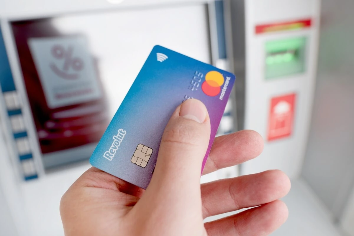 Revolut vybírání z bankomatu