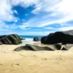 Pláž u ubytování na Seychelách
